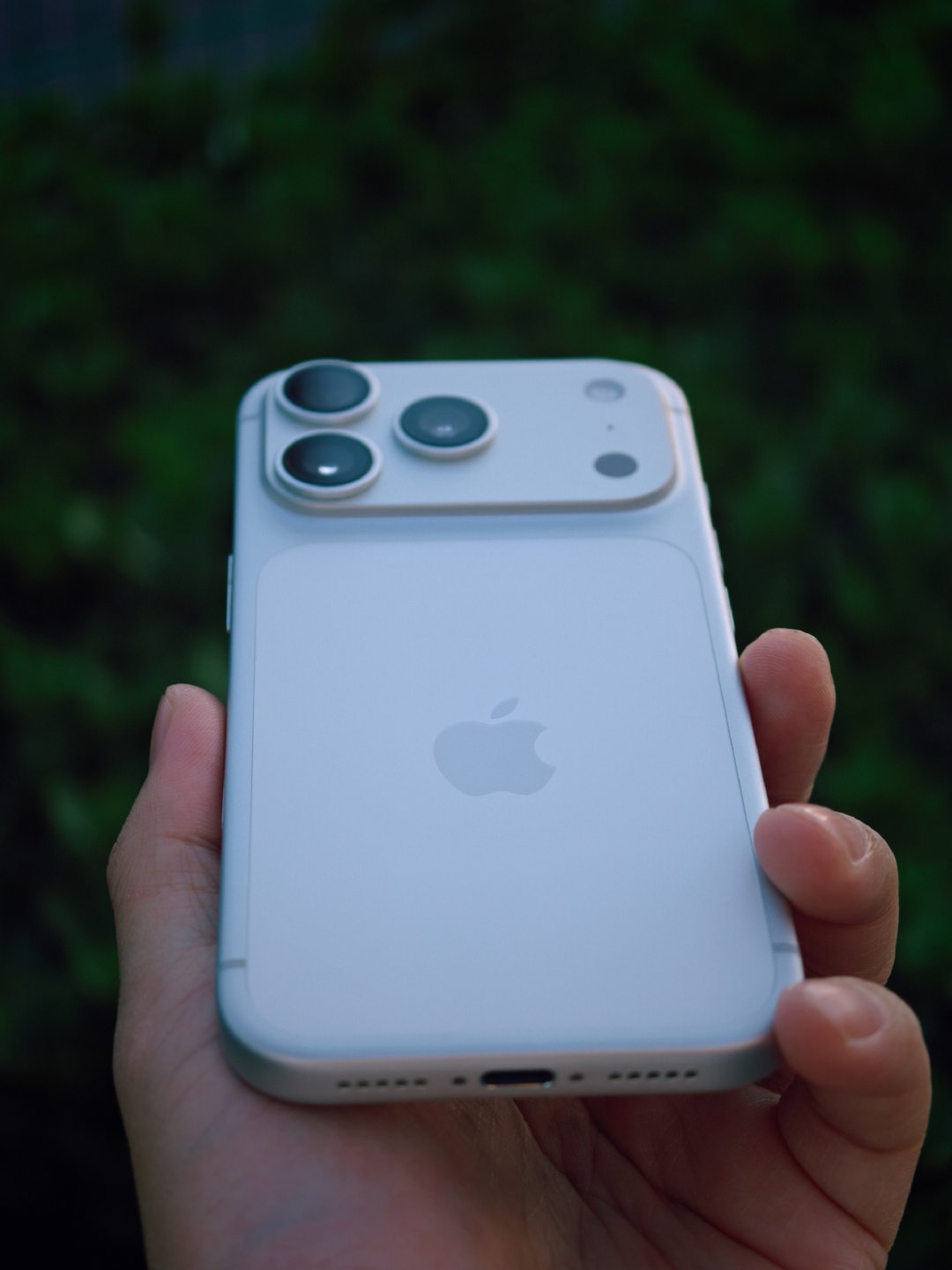 iPhone 17 Pro 离开我的日子越来越近了。

早上把壳摘了，亲密接触几天。

有一说一，iPhone这个一体的弧度边框，摸着真爽[干饭人] ​
