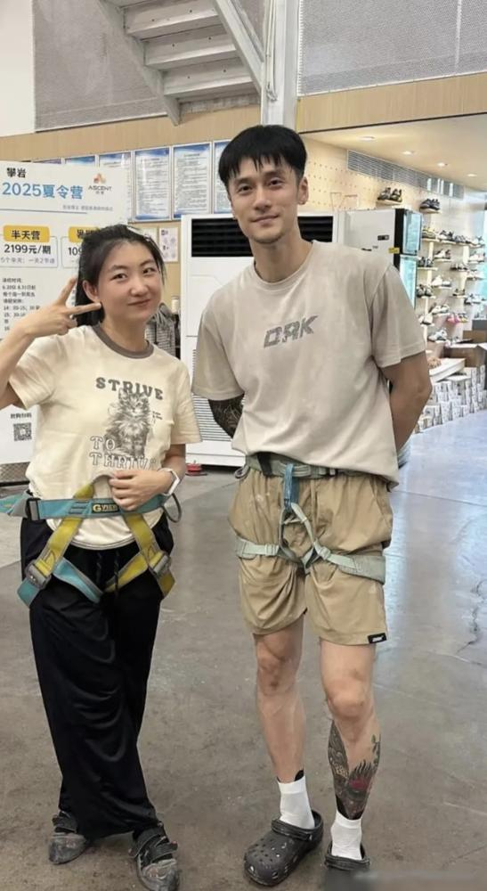 陈晓这张脸，年轻时被夸剑眉星目，现在居然被人说瘦到脱腮了。
拍《大生意人》那阵子，他留长发、狂掉秤，路透生图一出来，评论区直接炸了。有人翻出《陆贞传奇》里的高湛，说这哪儿还是同一个人。可你再仔细看，头骨还是圆的，鼻梁还是高的，骨相一点没垮。
说白了，他就是从少年气切到了故事感。央视那种无滤镜镜头