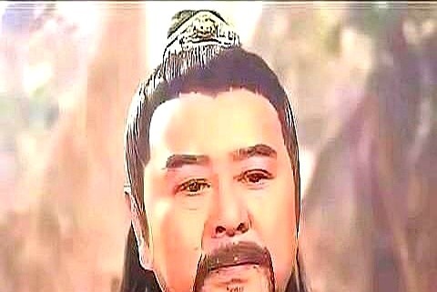以为乔峰单手拎慕容复像拎小鸡？原著里他打完其实浑身发抖，扶着墙满心后怕。

黄日华确实把乔峰拍成了神，儒雅悲悯自带救世主滤镜，满身侠气。但金庸亲自拍板的却是胡军。

大西北实景里，胡军在聚贤庄一拳见血，野得像头孤狼，彻底演出了契丹硬汉的底色。

观众迷恋的从来不是完美无瑕的神像，而是那个会累会怕会失