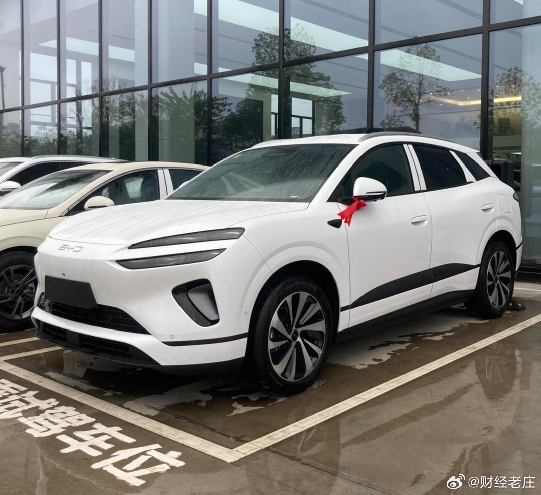 1-7月份，广东省销量前10的汽车品牌。

丰田汽车以13.43万辆排名第一，遥遥领先，广州人对丰田汽车的喜爱是真心的。

比亚迪以9.19万辆的规模排名第2。

鸿蒙智行与本田排名第3第4，分别销售4.96万辆和4.77万辆。

广汽埃安和零跑汽车排名第5第6，分别销售4.11万辆和4.1万辆。

后4位是大众汽车、吉利 ​