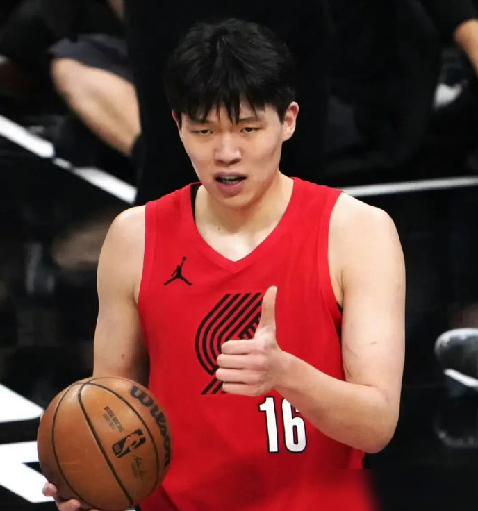 16岁打CBA，19岁把球传进NBA球探的镜头里，杨瀚森这4场季前赛，把会打球三个字写得太明白了。
65%命中率，场均2.8助攻，篮板从2个一路爬到7个。最狠的是犯规数，上赛季季前赛场均5.3次，今年1.0次。这说明他不是去凑热闹的，他是真在研究怎么留场上。
开拓者主教练诺里连续公开说很满意，收