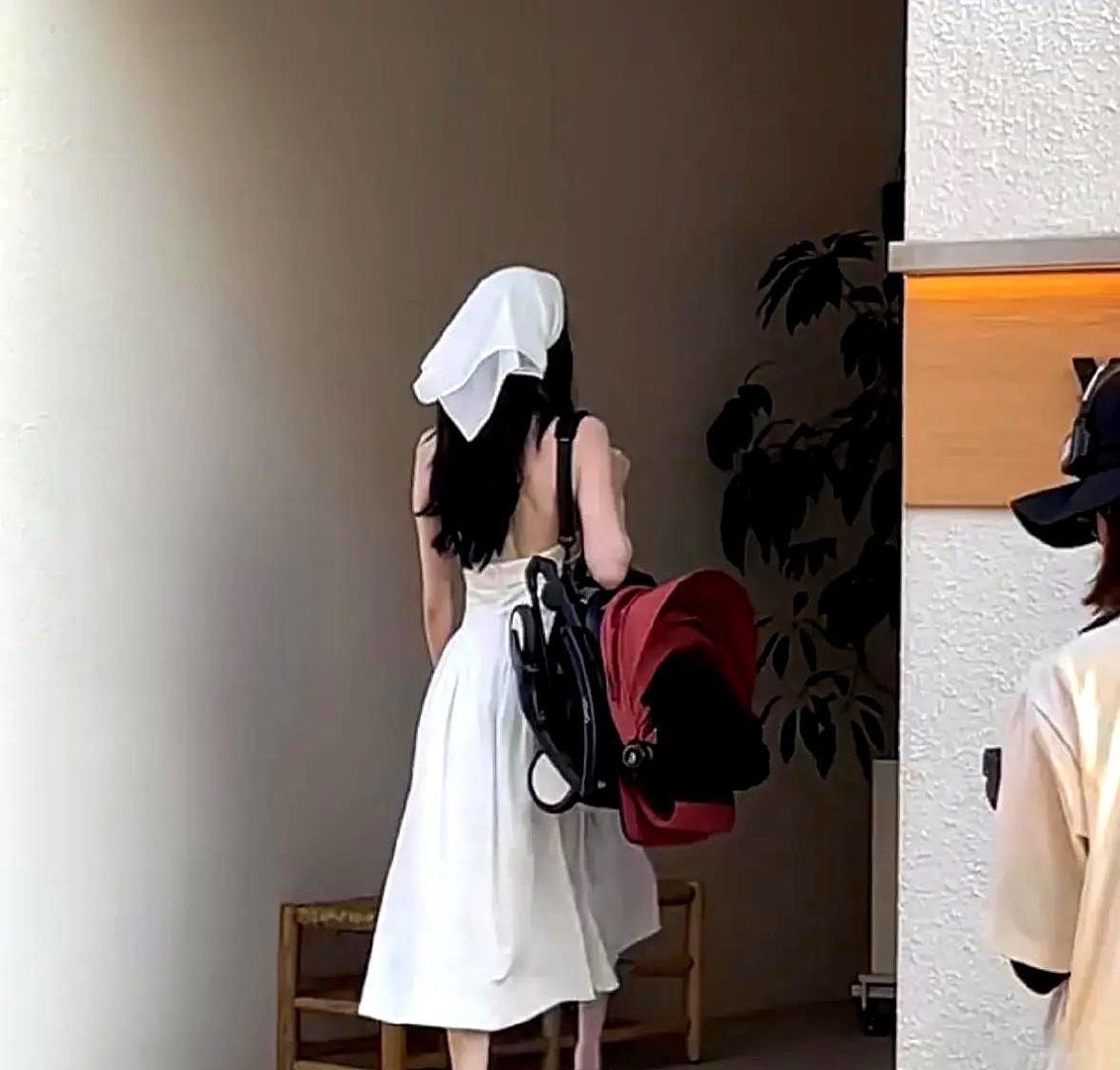 何穗身材皮肤都是顶级，就是脸有点男性化，比较硬朗 ​