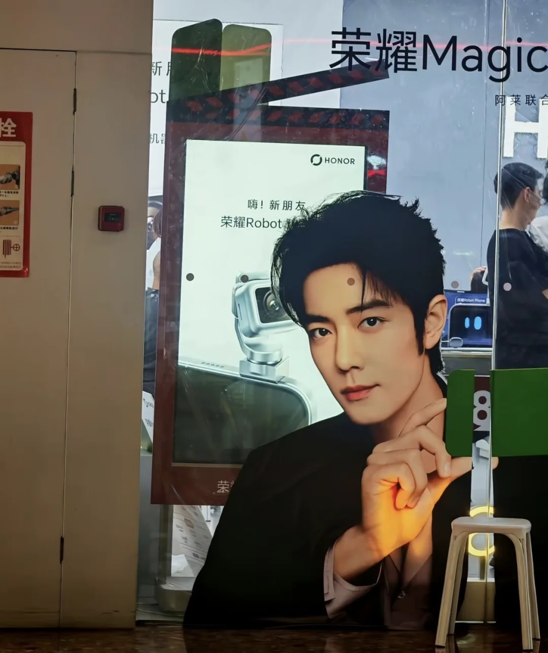 荣耀Magic9系列的代言人好像真的换了，看样子不是谢霆锋了，应该是和数字一样是肖战了
看到网友发的网友发的线下已经有宣传的海报了[暗中观察R][暗中观察R]#肖战