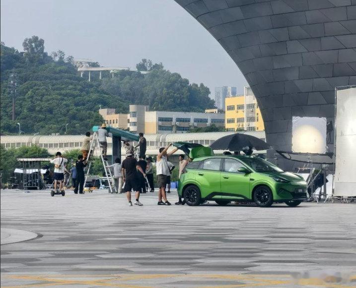 有网友拍到正在拍摄宣传物料的比亚迪新海鸥
看这背景正在搭建的闪充T字架……新海鸥真要上闪充啊？
那电池准备上多大啊[傻眼] ​