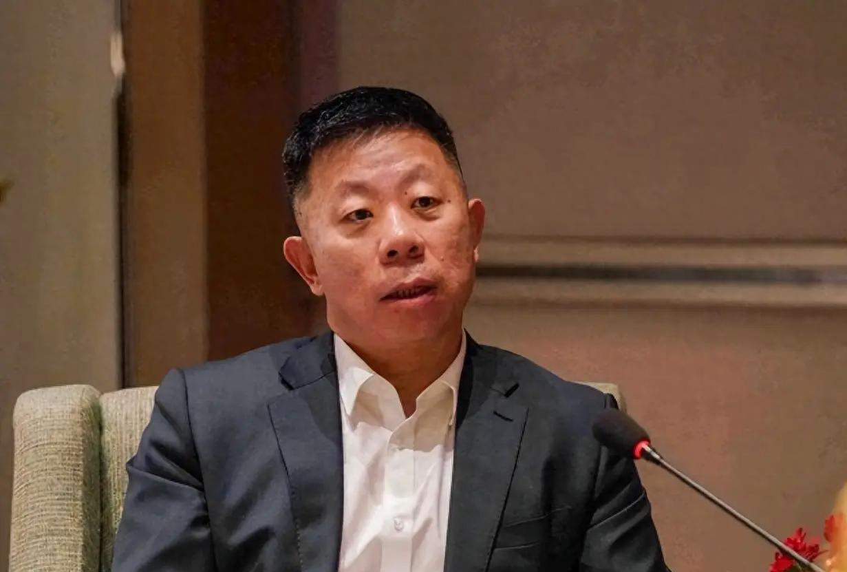 中国驻菲大使贴脸开大，反华势力让人鄙视
据中国驻菲律宾大使馆消息，10月13日，井泉大使出席菲律宾亚典耀大学孔子学院建院20周年庆典时披露了一个事实：180多名中国华文教师出于自身安全考虑，不得不离开菲律宾。大使直言：“反华势力是何其卑劣，是多么让人鄙视。”
事情的起因并不复杂。 美国“海光倡议”负