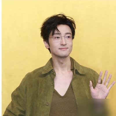 王传君瘦脱相了，红毯上跑得比狗仔还快。
芭莎和VOGUE连着两场，他穿着西装满场窜，腿长步子大，镜头都追不上。网友直接喊话：披哥才是男艺人最好的减肥药。
可这药，劲儿挺大。节目里他哽咽着说“很多朋友离开了我”，五公还进了危险区。更狠的是，他第一次主动在VCR里放了“关谷神奇”。
以前他躲这个角