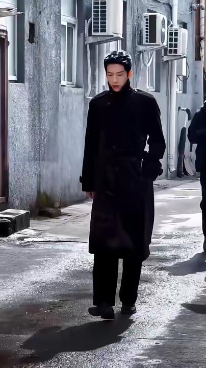 清冷矜贵，沉稳内敛。不张扬却自带强大气场，每一步都散发出浑然天成的魅力。井柏然 早春晴朗 井柏然早春晴朗 早春晴朗栾念 @井柏然工作室（栾念审批版