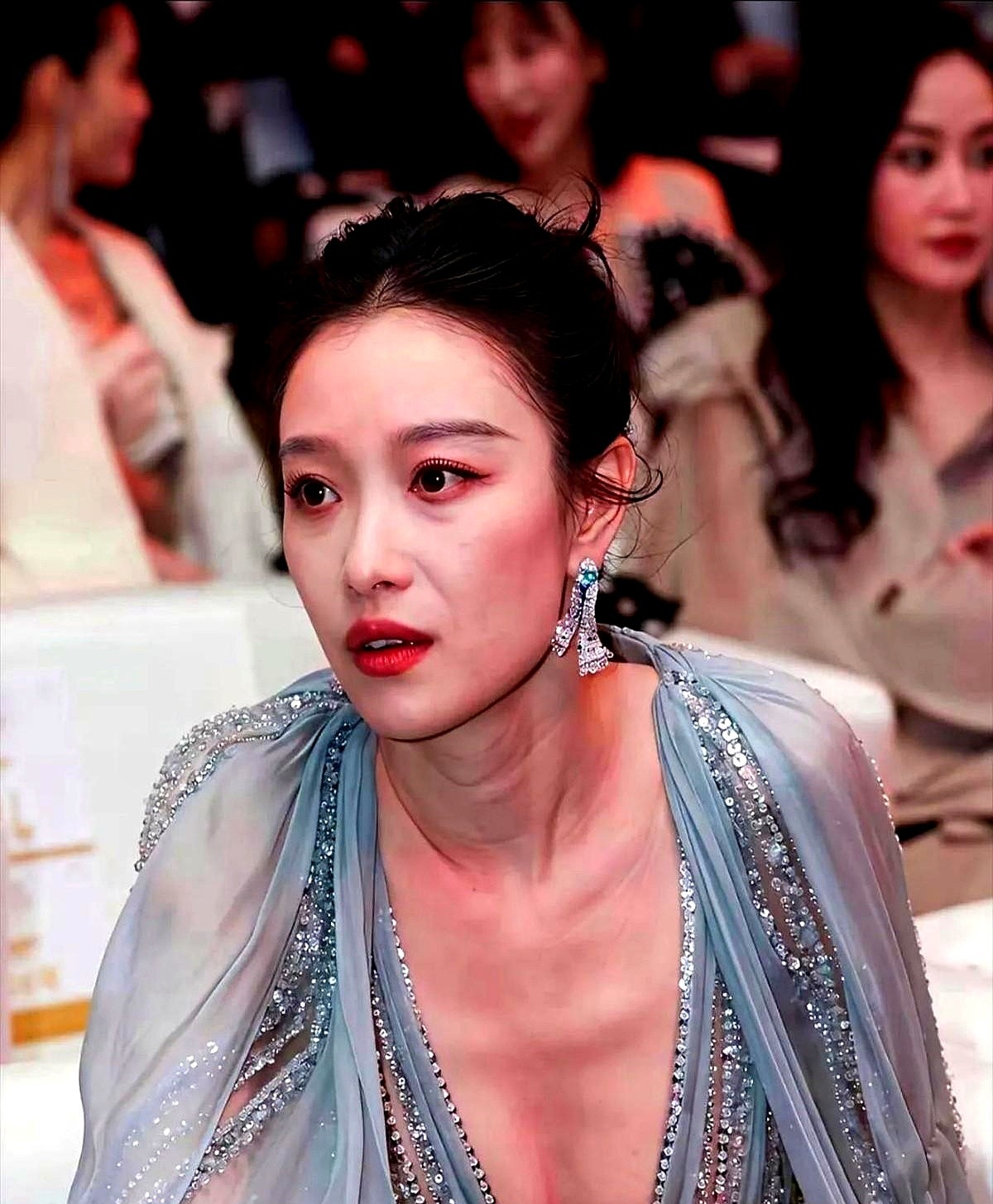 闪光灯狂闪，她连肚子都不吸，就这么松弛地往红毯上一站。

冰蓝色薄纱闪钻裙连个裙撑都没有，布料顺着身形直直垂下。倪妮没刻意端着肩膀，也没憋着气凹造型。她眼神往镜头前一扫，硬生生把极简的衣服穿出了压倒性的气场。

红毯上多的是拼命提气收腹、靠繁复堆砌抢镜的人，一对比反倒显得局促。她这股懒洋洋的劲儿，全