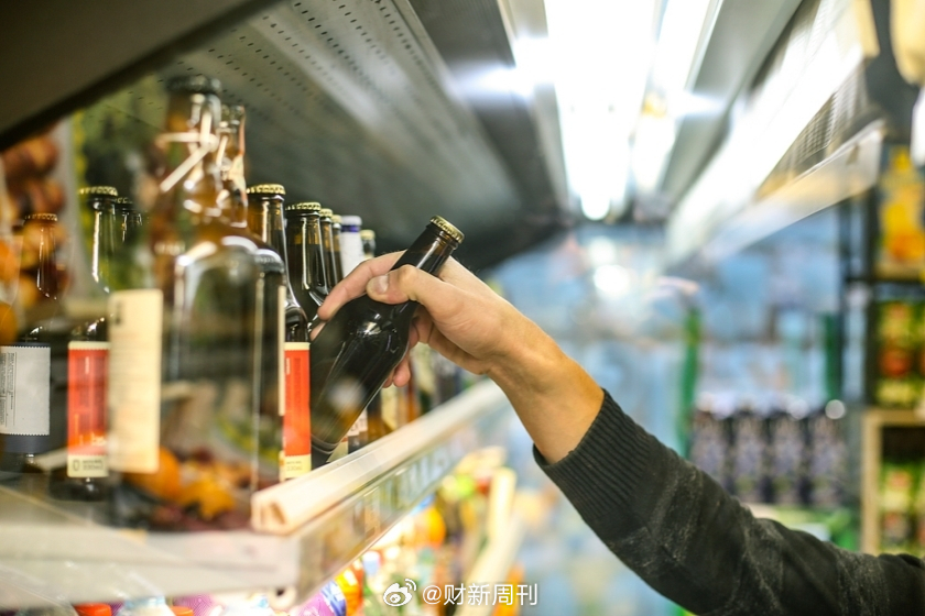 【烟酒、含糖饮料增税呼声再起 开征健康税机会窗口开启？】提高烟草、酒精、含糖饮料的消费税，以减少此类不健康产品的过量消费，此即为健康税。尽管它被视为改善人群健康最有效工具之一，但尚未被充分利用。

　　在日前由世界卫生组织健康税与财政政策合作中心、北京洪堡论坛主 ​
