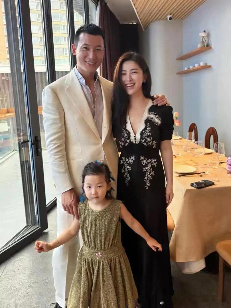 朱珠晒老公和女儿一起做披萨，父女互动有爱，5岁珠宝越来越漂亮 ​
