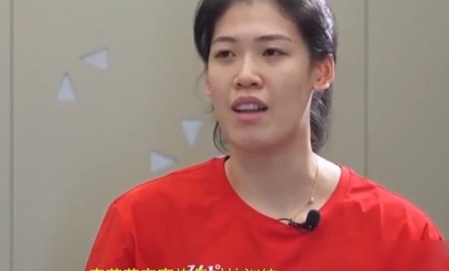 2026年女排还要靠32岁的朱婷续命，这真不是在开玩笑。
看看意甲刚出的真实数据，朱婷扣球成功率46.4%，所有主攻里排第一，全赛季扣了468次，只被拦死10次。
人家宁可拒掉土耳其160万欧的天价，拿145万欧留队，就为了换取最好的康复保障。
反观正值当打之年的李盈莹，脚踝韧带撕裂，又做心脏