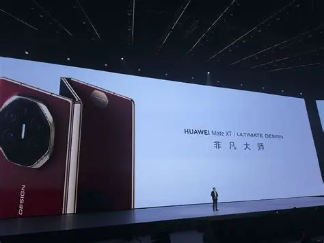 华为 22 万员工里，余承东可能是被骂得最狠、争议最大、也最不讨喜的那一个。外界叫他 &34;余大嘴&34;，因为他在发布会上喊出的目标，每次都让人惊掉下巴。2012 年他放出豪言，三年超越苹果，五年超越三星。台下的记者连键盘都懒得敲，全在憋笑。那会儿的华为手机什么货色？充三百块话费就送的白牌机，大家拿回家转身
