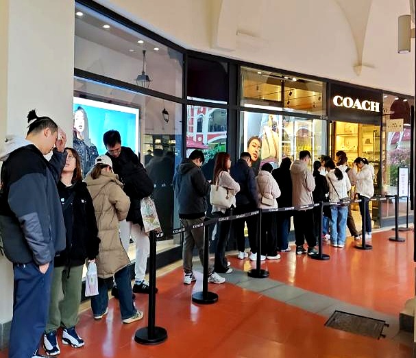 古驰部分热门款罕见降价40%，奥迪A6L跌破26万，连保时捷Macan都砸破40万大关，换以前早被抢疯了，现在展厅里却冷冷清清
 

过去几年，这些高高在上的大牌闭着眼涨价，几年时间能把均价拉高五成多，拿准了总有人愿意为虚荣心掏腰包。如今降价大甩卖，甚至部分款直接打了对折，大家却全都在冷眼旁观，谁也