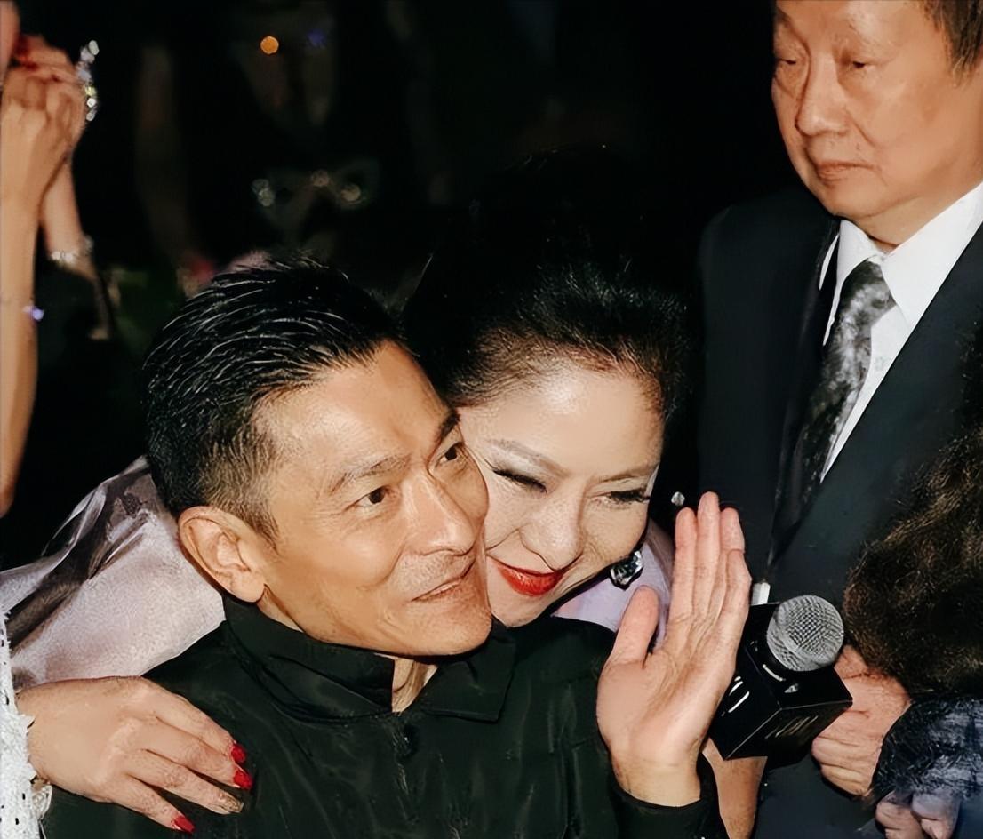 九十年代的香港，刘德华孤身闯入向华强家中，面对热情的招待却支支吾吾说不出话。向太陈岚敏锐察觉不对，随即将向华强支开，转头盯着刘德华直言到底出了什么天大的难事？ 
 
（信源：星岛头条---刘德华 90 年代濒破产过程曝光 两度借钱求援 与中国星解约遭向太当面撕烂合约：好人缘藏生死义气） 
 
上世纪