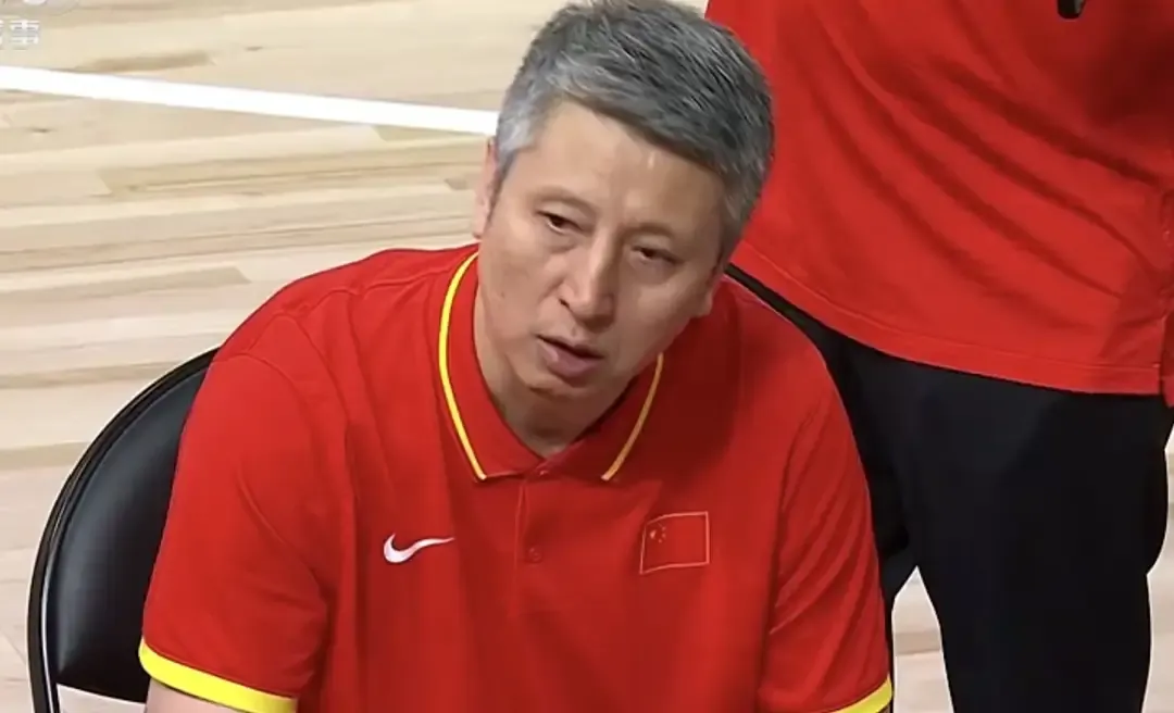 20分之差止步半决赛！热搜高喊郭士强下课，男篮的问题真的只在教练吗
9月18日晚，名古屋亚运会男篮半决赛中国男篮以77比97不敌东道主日本男篮，连续第二届止步亚运会半决赛无缘决赛，赛后“郭士强下课”话题热度突破200万，一度登顶全网热搜第一。
比赛落幕，屏幕前无数球迷满心失落。更让人难以释怀的是，击