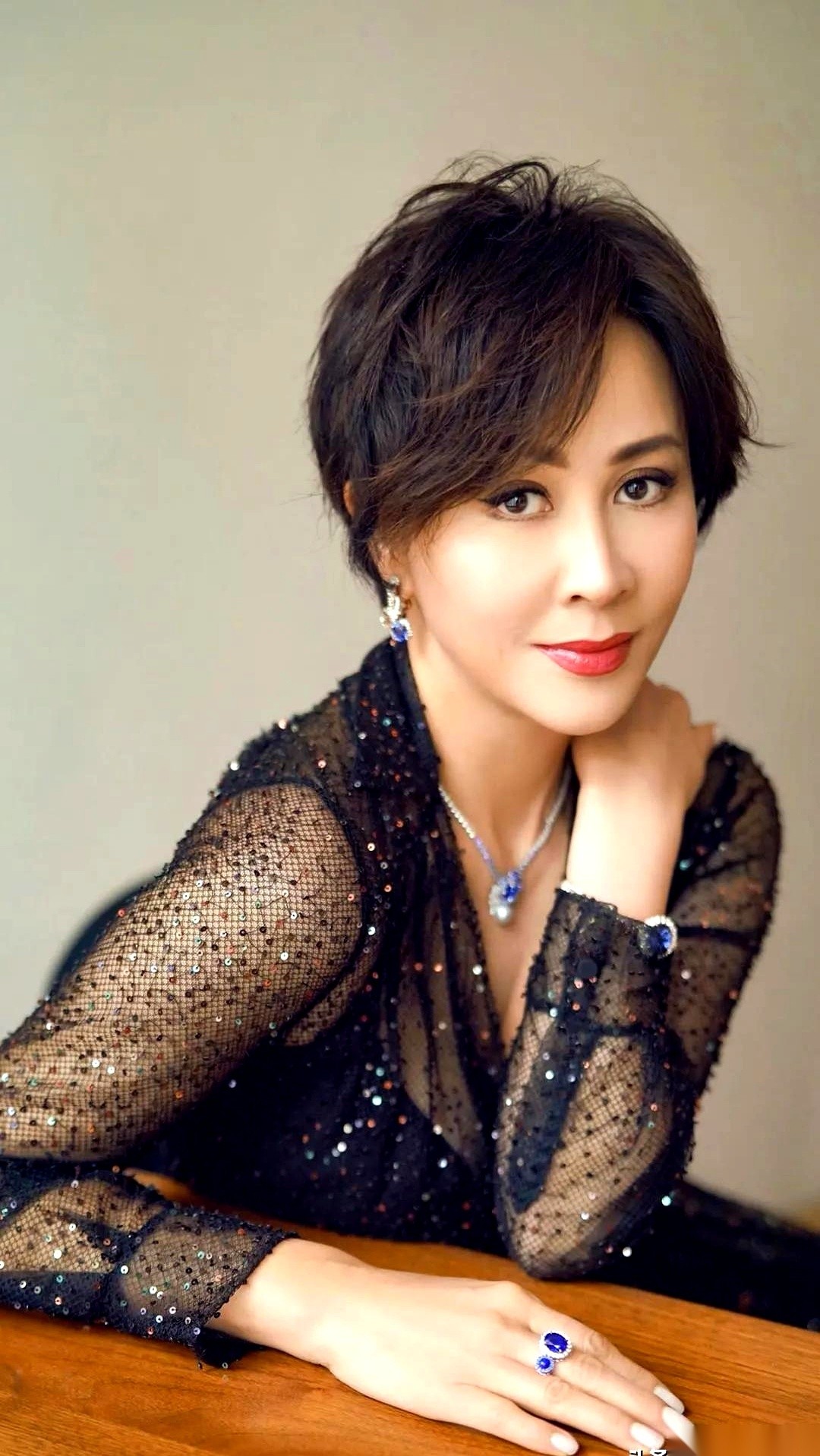 提起刘嘉玲，很多人脑子里飘过的，往往是晚宴、高定和晃眼的大钻石。但就在一段流传的访谈画面里，这位娱乐圈公认的顶级女星，却把自己的老底交了个干干净净。
她没聊什么高深的投资经，也没谈宏大的商业版图，只反反复复嚼着她亲妈从小灌输给她的一句土味老话：“积谷防饥”。
时光倒推回几十年前。从当年她只身跑到香港