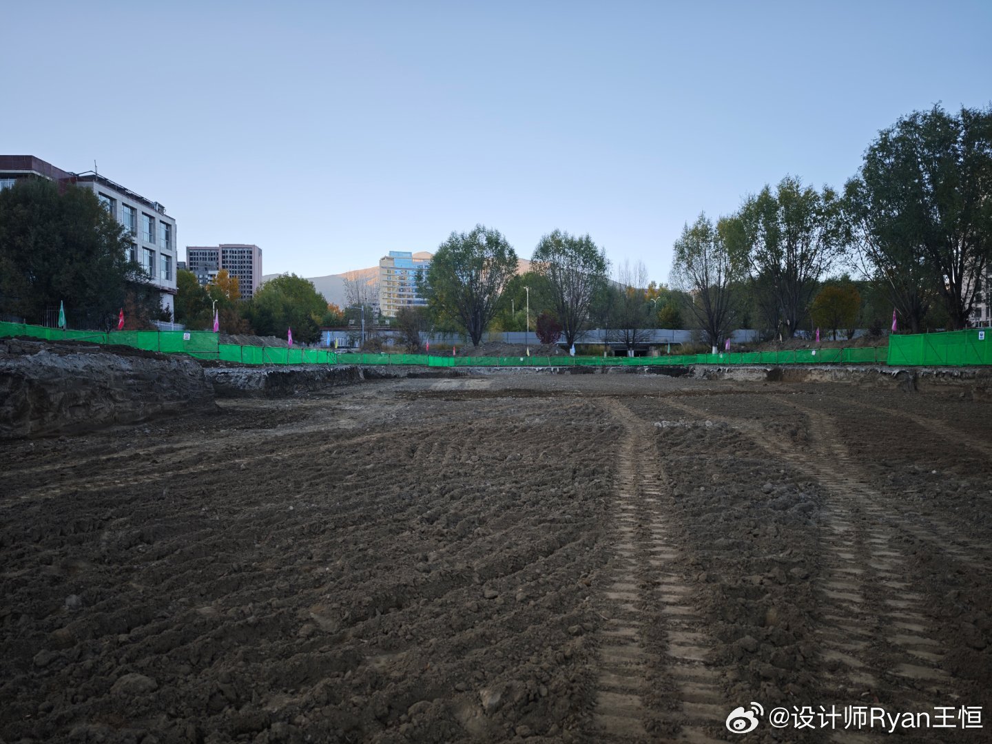#设计师Ryan王恒[超话]#
--------------
今天在工地待到天黑。 坑比上次来的时候又深了一截，土底下的石头越来越多。 收工的时候光正好进来，整个坑是金色的。 拍了一条很重要的片子，过两天发。 #一座地标的诞生#  ​