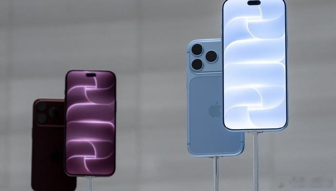 #苹果新品上市即破发# 【iPhone 18 Pro直降900，#苹果连续三年新品破发# 】9月14日，iPhone 18 Pro 系列预售开启仅两天，某电商平台显示，256G的iPhone 18 Pro售价已经降至9099元，较苹果官网9999元的售价直降900元。iPhone 新机已经连续第三年在电商平台出现上市即破发的情况。

该电商平台直降900元 ​