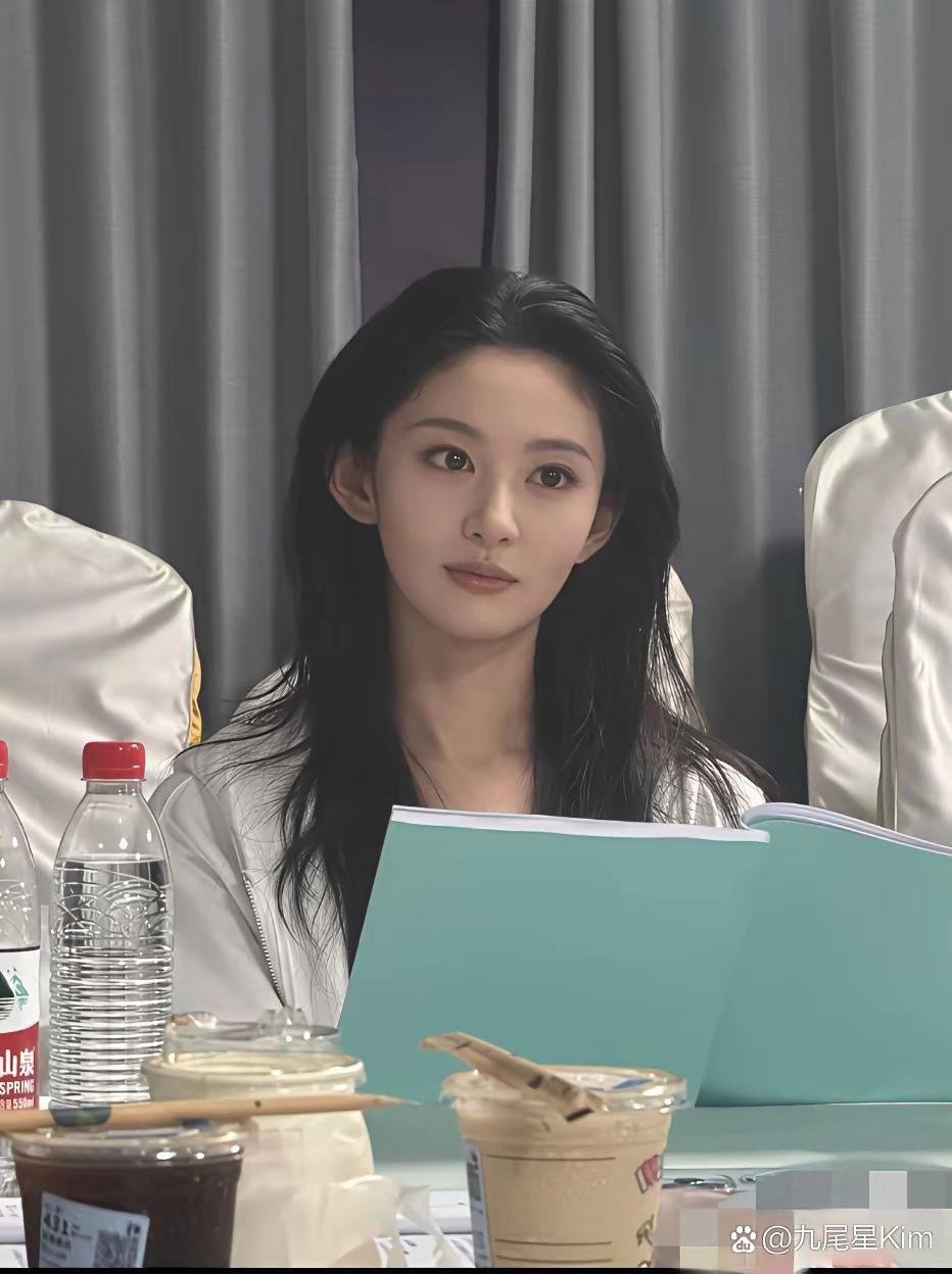 赵晴是真的吓我一跳，怎么忽然就长开了，之前没get到的美现在全扑过来。​