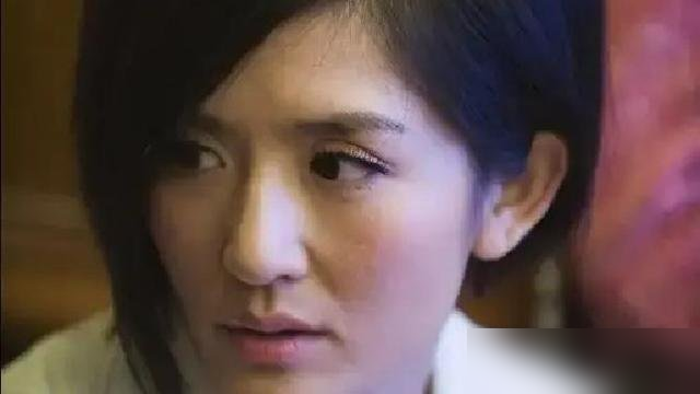 借了3万澳元，还了3万人民币，人家提一嘴，她甩一句你也太计较了。
《妻子的浪漫旅行》里，谢娜管包文婧借钱应急。3万澳元，按当时汇率差不多15万人民币。回头还钱，直接按1：1打了3万块过去。包文婧在节目上提了这事，谢娜当场变脸：你也太计较了，要我都不好意思提醒。
这话杀伤力太强，直接成了全网社交避