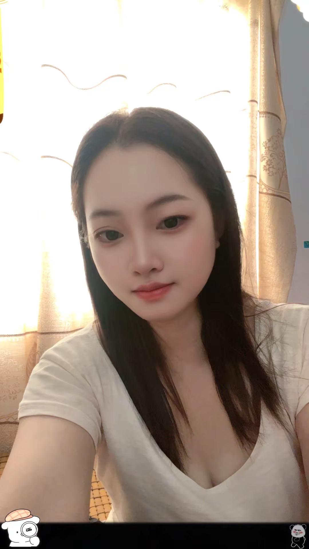 生于1993年，今年33岁了，听过他歌的人，都不再年轻了，谁的青春里没有一首任贤齐的歌，你们都多大了……任贤齐 流着泪的你的脸 老歌回顾