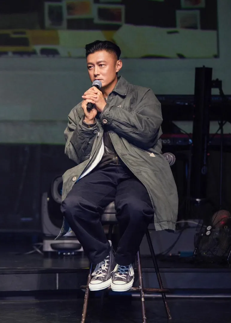 唱社恐的歌，拿了全场最高分
昨晚披哥一公最大赢家，是一首写给社恐的歌。
余文乐、艾热、王以太，组名&34;太热乐&34;，唱的却是一首冷冷的《哀人(i)》。
857分，断层第一，比第二名高了18分，全员安全。
这歌有多&