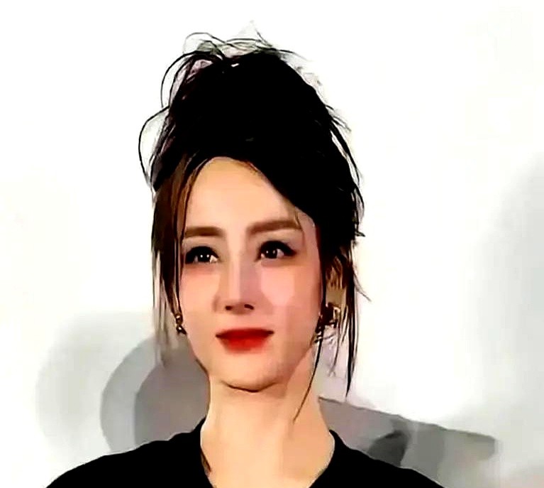 刘嘉玲举着话筒当众抛雷：“票房破7亿，星爷私下请你吃大餐没？”全场瞬间竖起耳朵。

这题答没请得罪老板，答请了显得吃独食。张小斐连磕巴都没打，笑着接茬：“星爷天天在片场包圆全剧组的奶茶宵夜，大家都胖了！”把私人邀功直接变成老板体恤基层。

台下的周星驰听得直拍腿，连连点头，顺势当场抛出橄榄枝：“要是