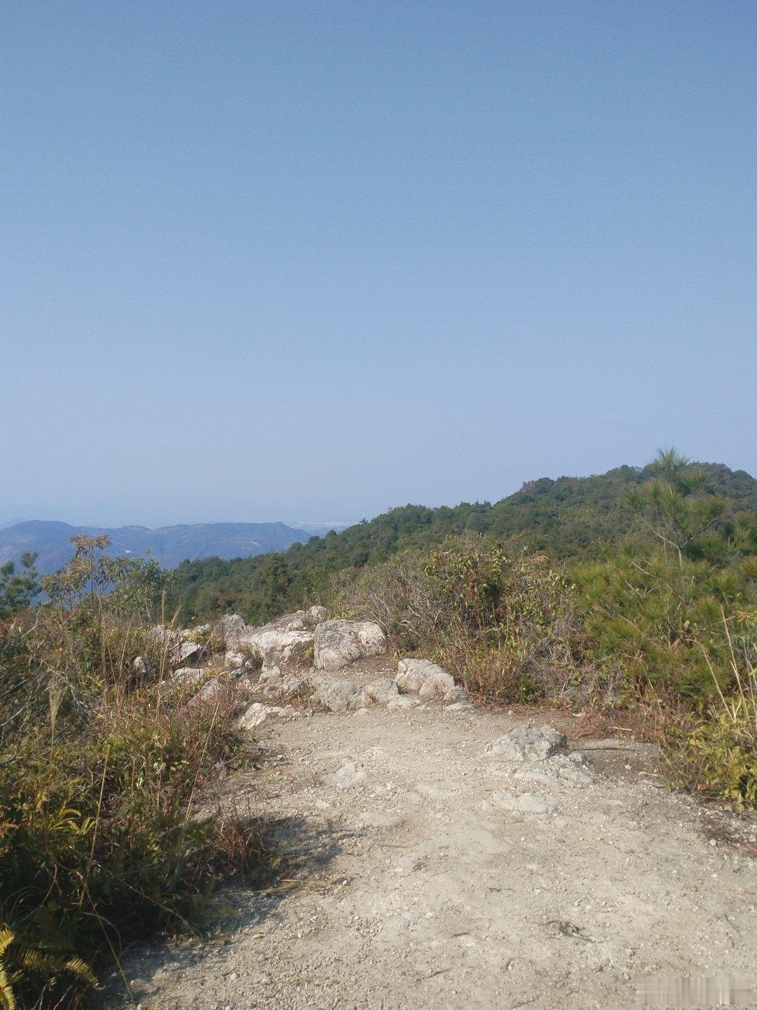永春大鹏山风景区&大鹏山徒步登山道&登山道——传说蛇洞内有宝藏，里面布满了机关。又深不可测，石头掉进去，会从泉州出来。  ​