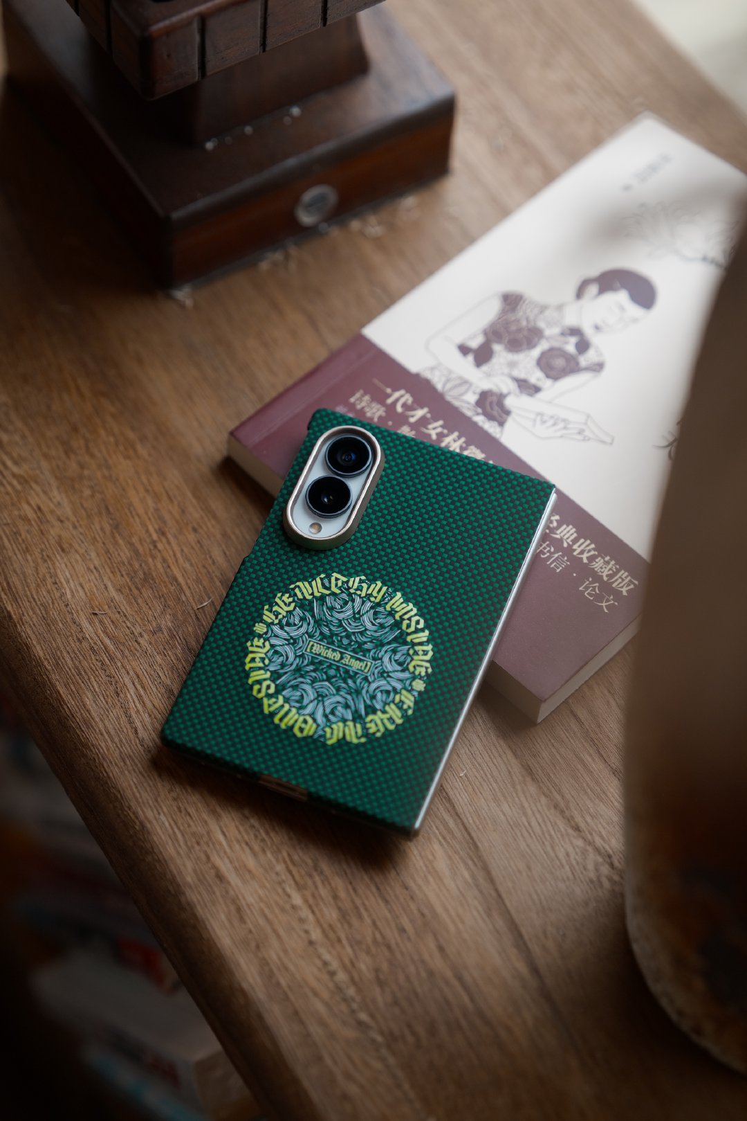做的三星Galaxy Z Fold8凯夫拉手机壳

标配带前框，这个凯夫拉是超级薄，薄到磁吸部分是凸起来的 ​