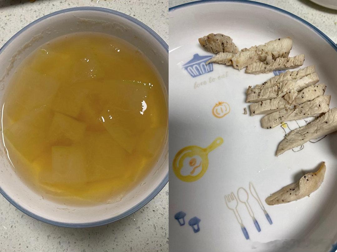 傅首尔两年从148斤瘦到108斤，减掉40斤脸却没垮，她的秘诀概括起来就是慢减重配合力量训练，辅以轻医美和面部护理。  一、核心原因：慢速减重，拒绝暴瘦- 减重节奏：傅首尔用了约两年时间，平均每月只减