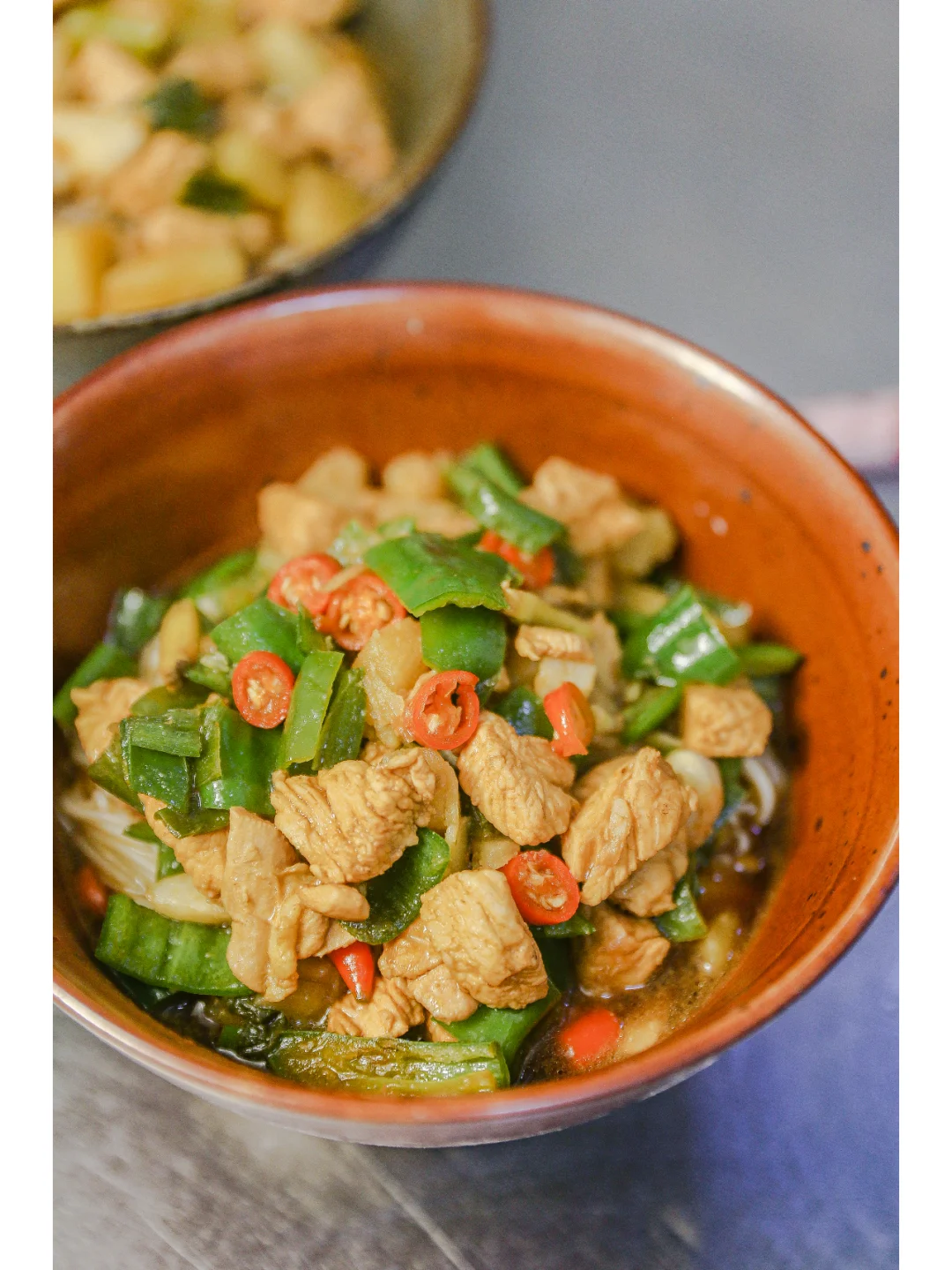 坚持做1000种面不重样（222）双椒鸡肉拌面