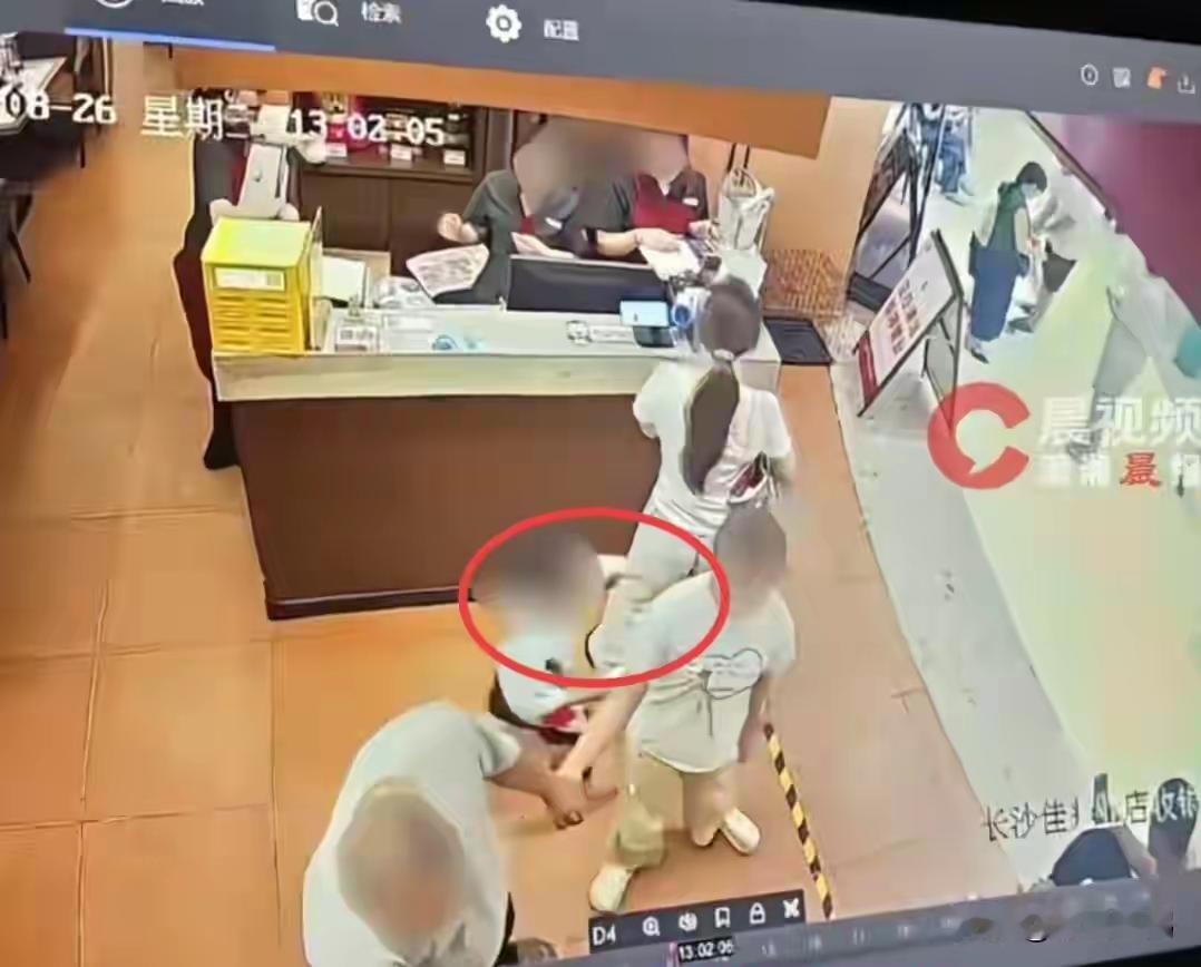 人为了出名不择手段，竟然朝着 4 岁的小男童下手？！

这件事最让人唏嘘的地方就在于：把一个4岁孩童无心的意外触碰，包装成“故意摸臀”的事件，借舆论来博取流量，代价却是一个年幼孩子被全网贴上负面标签 。
 
客观梳理事件事实
 
监控显示，4岁男孩在狭窄过道奔跑，身体失衡，手臂摆动无意扫碰到女子臀部