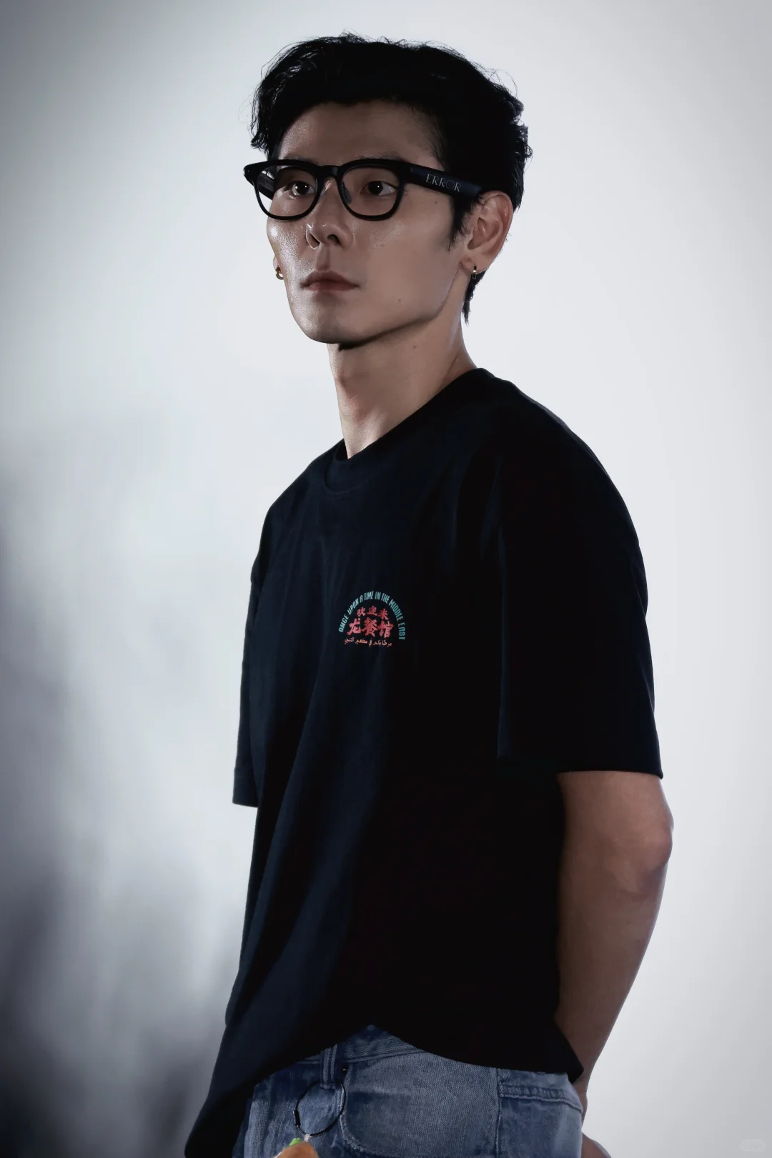 蒋奇明这个人 
不查不知道，一查吓一跳

好多人都以为，他是靠《漫长的季节》里傅卫军那个角色撞了大运，没几句台词，全靠氛围感就爆火出圈，是半路杀出来的黑马演员。 其实根本不是什么运气，他是正经在话剧舞台上熬了十几年的 “老人”。

他从小在南宁的艺术大院长大，父亲是彩调剧团的演员，母亲在乐团拉琴。小