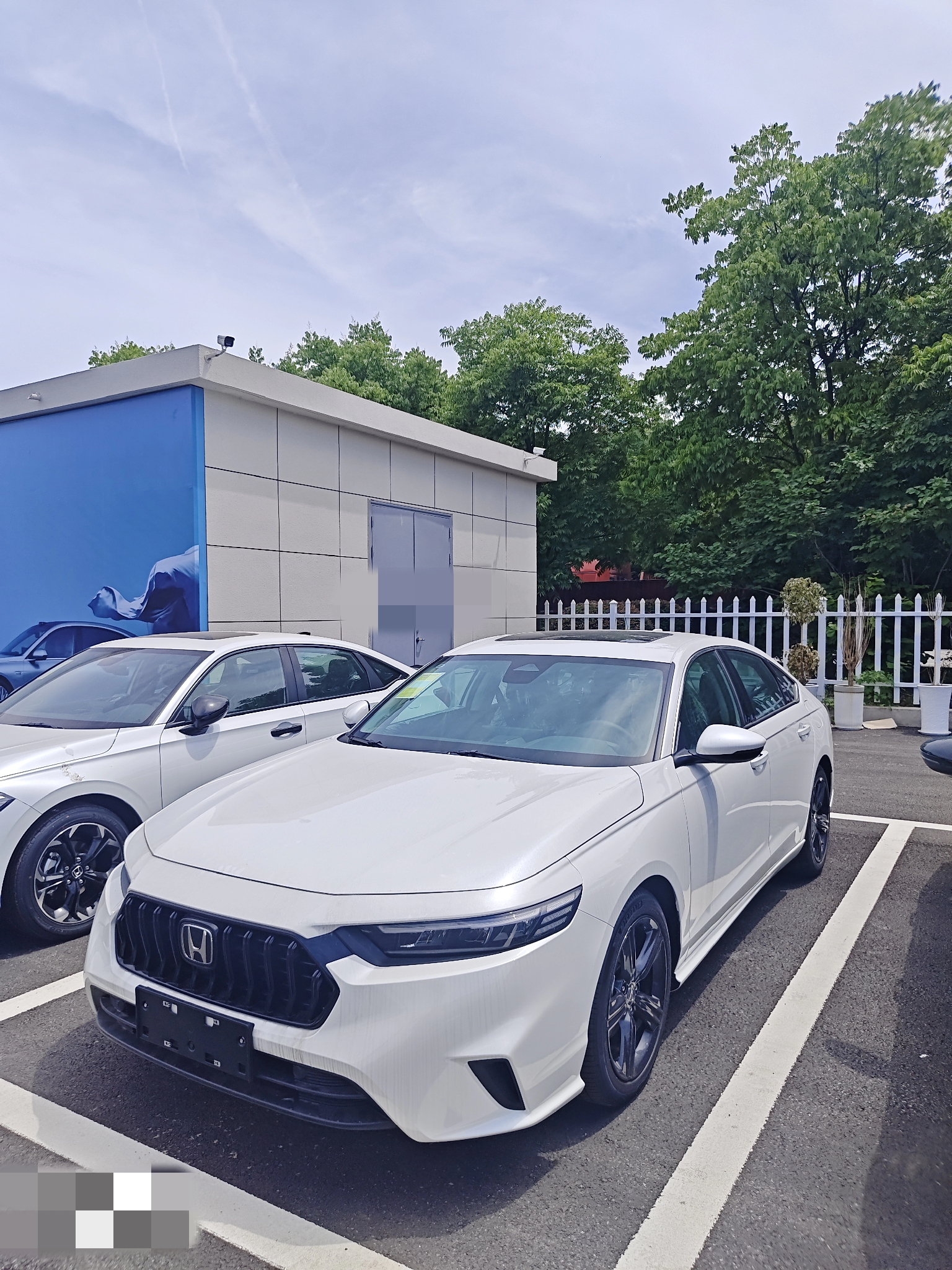 你以为本田英仕派属于国内特供车，🉑实际上英仕派可是实打实的全球车型，那为啥很多人误以为英仕派属于国内特供车，实际上还是广汽本田雅阁名气大一些，实际上这两款车型都属于全球车型，也就是在国外市场，也是有英仕派这款车型的，实际上英仕派前进气格栅反而更有档次感，外形设计很成功，雅阁内饰质感更好，保值率雅阁更