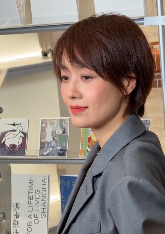 #马伊琍好抗老的脸型##骨相##下颌线# 

50岁马伊琍生图状态，抗老优势主要在骨相：下颌线清晰、面部折叠度高，骨骼支撑力强。

皮肉贴合、轮廓利落，加上体态挺拔，整体更显舒展。抗衰思路也如此：先看骨相支撑和皮肉贴合度，再评估是否需要干预，非诊疗建议。 ​​​​