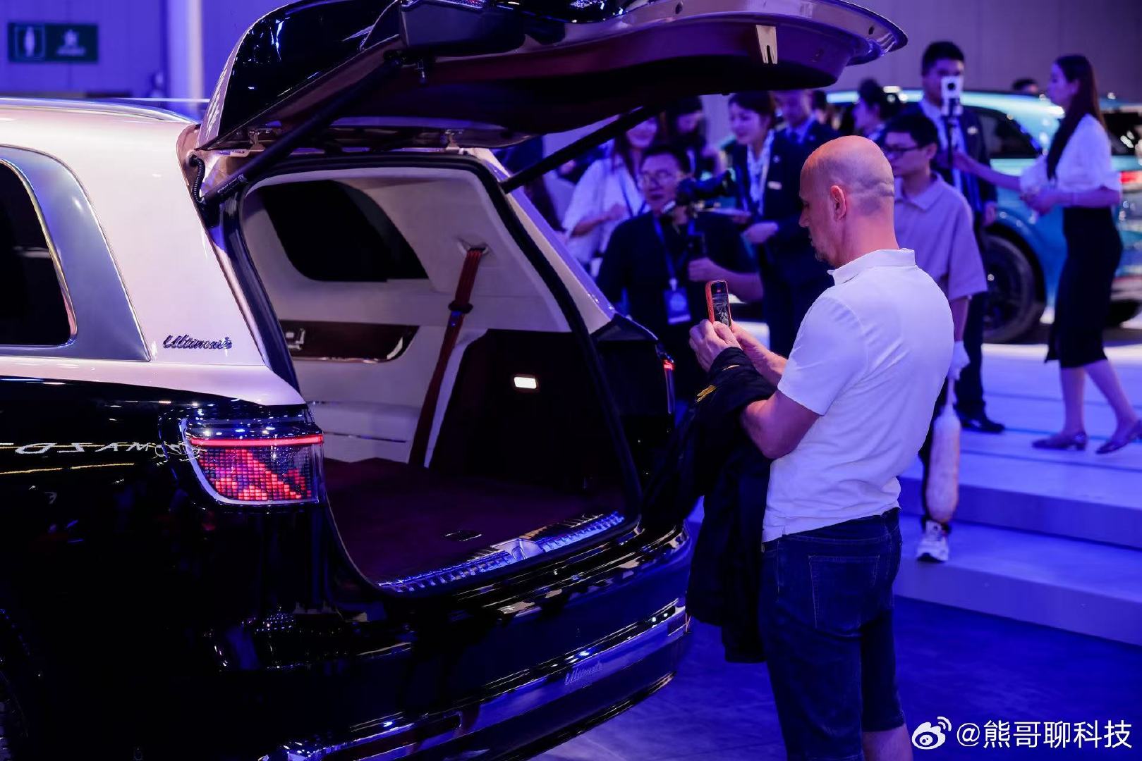 #问界M9 Ultimate亮相2026成都车展#
问界M9 Ultimate现身成都车展，这气场，实这车，这路热度，光看展台围满观众，热度就肉眼可见了。 ​