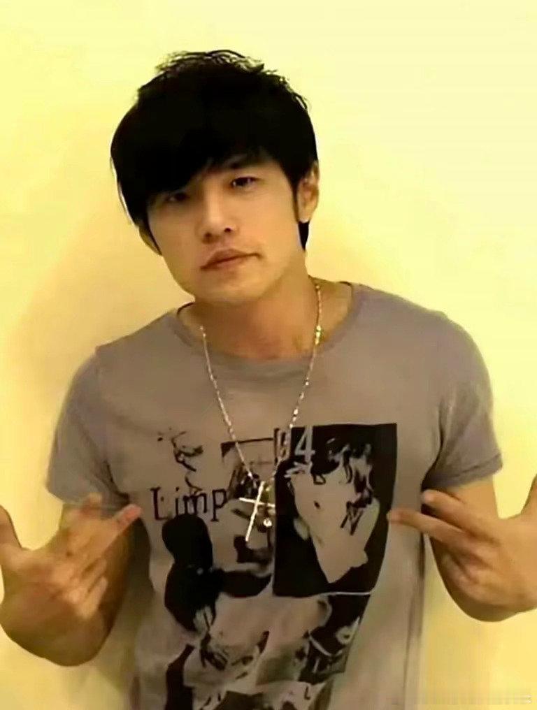 #周杰伦[超话]#  
以后比耶就这样😏 ​