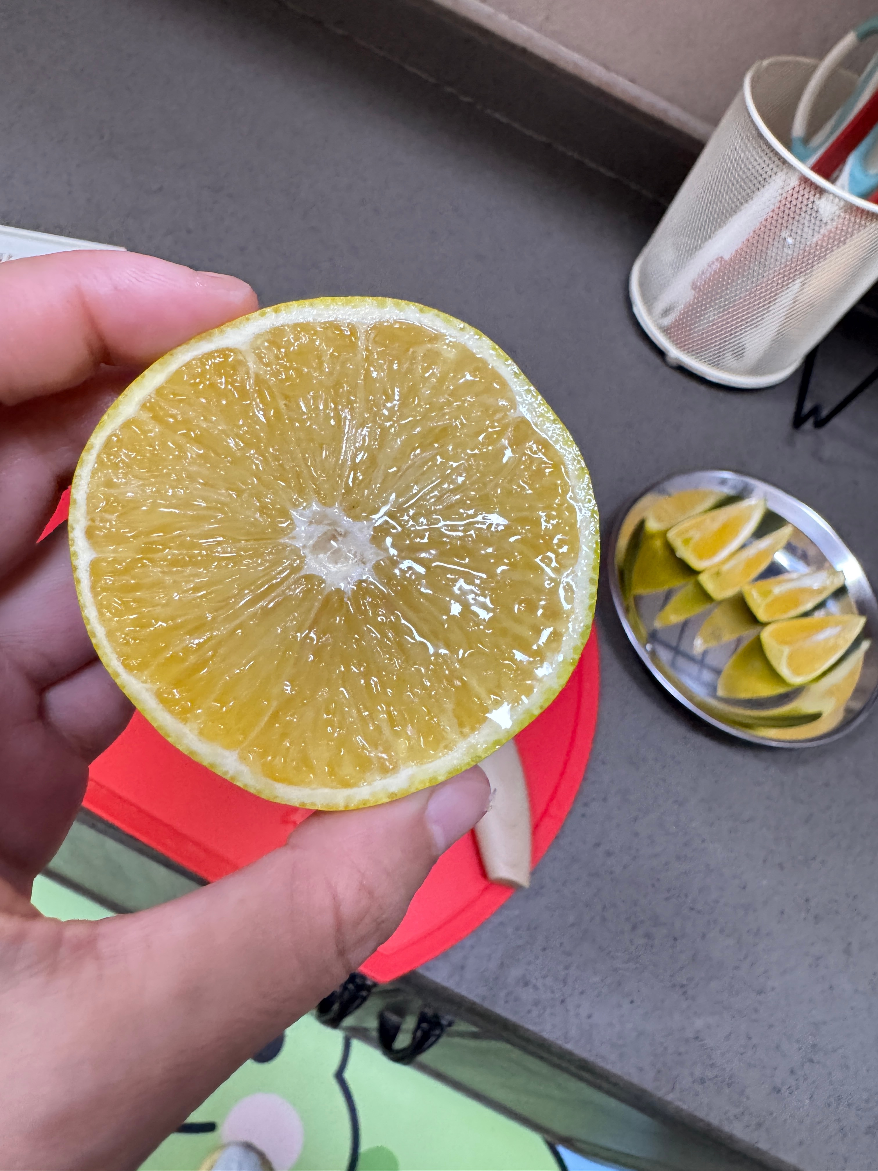 分享昨天忘发的饭后水果～柠香蜂蜜橙 “这么绿的橙子，能好吃吗❓”报告，我替你们试过了，好吃的❗来自神秘的云南哀牢山深处，闻起来有柠檬香🍋，吃起来是蜂蜜甜🍯一口下去，橙香四溢，冰甜清爽独特的柠檬香➕恰到好处的清甜➕微妙到可以忽略不计的果酸，吃完以后整个人非常舒服，忍不住再来品味一颗这个好物闭眼入