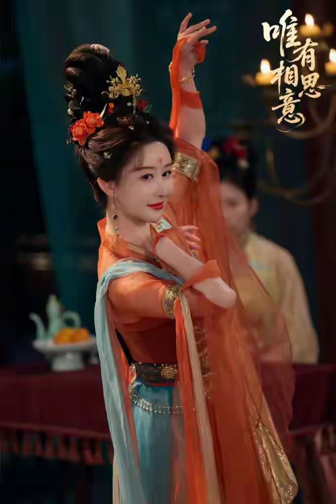 别再说短剧无演技！舒畅一人分饰两角，细节全部藏在眼神里！
最近短剧赛道真的卷疯了，重生、复仇、甜宠轮番上线，一集一两分钟，爽点塞得满满当当。 可看多了大家都会有同一个感受：很多短剧演员演戏，实在太尴尬。
黑化靠挑眉歪嘴，生气就五官挤成一团，嘶吼的时候表情用力过猛。 观众完全感受不到角色的情绪，只觉得