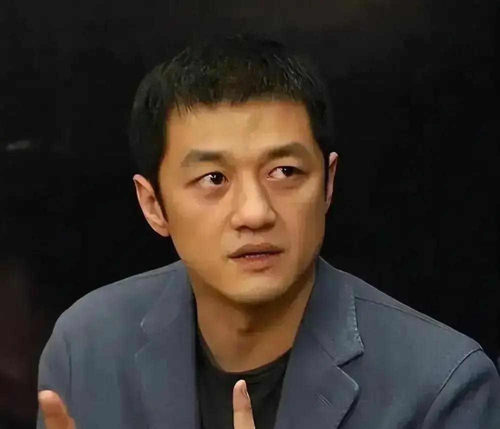 演员李亚鹏说，我爷爷和我外公都是国民党，所以我父母在那个年代其实家庭成分不太好，所以我的爸妈都是14岁从安徽和河南分别跑到了新疆。
李国林在工棚的地铺上坐起来，借着天窗透下的月光，把刚领到的工分本子又看了一遍。他把本子揣进怀里最贴身的口袋，外面用细麻绳紧紧扎住衣襟。这是他在工程队的第二个月，拳头留下