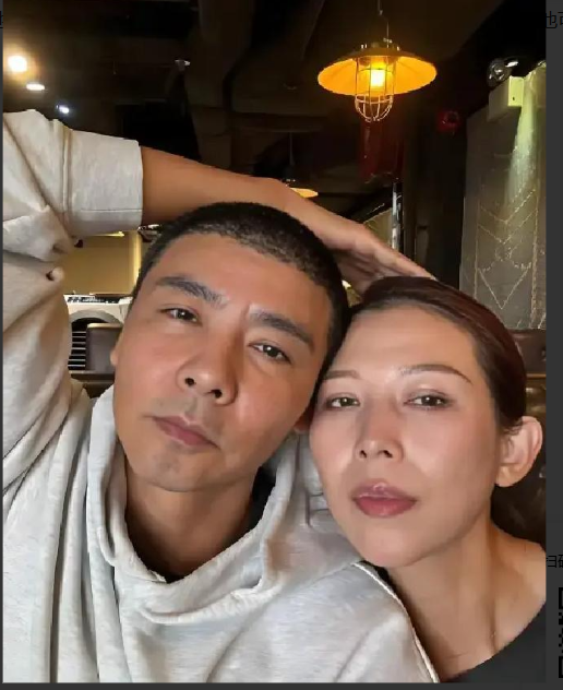 当年，主持人当众问张晋：“你老婆跟了刘銮雄六年，你不介意吗？”

话音刚落，现场瞬间死寂。蔡少芬坐在一旁，身子猛地僵住，手指死死攥住衣角，眼神慌乱躲闪，难堪到无地自容。张晋侧过脸看了她一眼，然后转回身，拿起话筒。

他没有立刻回答，而是先定定地看着蔡少芬，眼神里没有一丝波澜，只有平静和笃定。随后，他