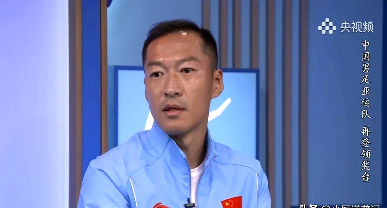 当年2024亚洲杯国足小组赛两平一负惨淡出局，吴曦被铺天盖地的骂声淹没，后来也慢慢淡出了成年国家队
 

谁也没想到，这次在亚运会赛场接受采访，被问到最想要感谢的人是谁，他脱口而出的答案居然还是球迷
 

踢了十几年球，风光过也摔进过谷底
 

就算曾经受尽非议，只要能重新站在赛场上，他心里第一个惦