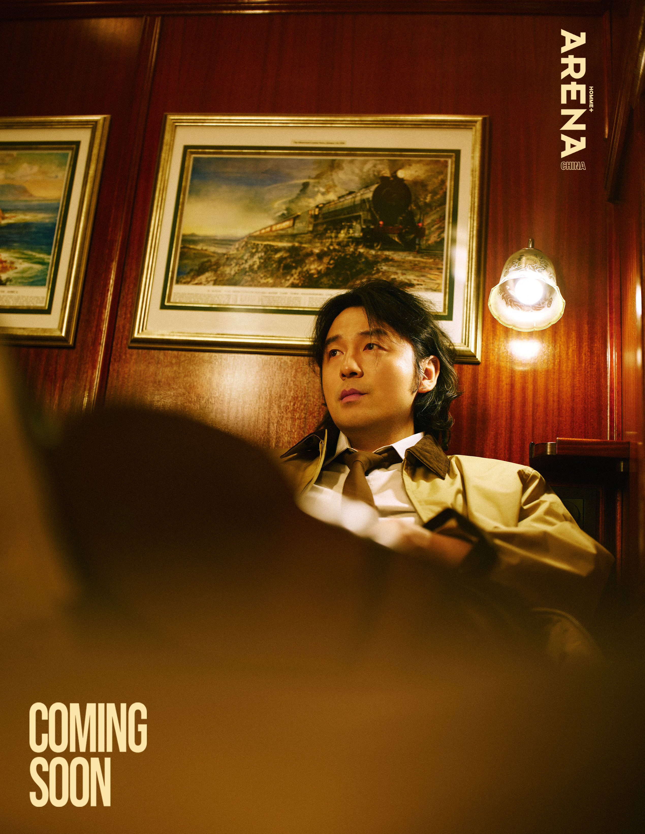 #ARENA金九封面雷佳音# 9月刊
#雷佳音重返南非之旅# 

时隔一年，重返南非。这片土地的开阔与富饶，像老朋友那样包容和善，而新的一面也如礼物般地早已“静候佳音”。桌山余脉如巨浪般拔地而起，十二门徒峰次第排开，静默地守护着脚下的湛蓝海湾。「非洲之傲」的木质车厢里，流动着维多利亚时 ​