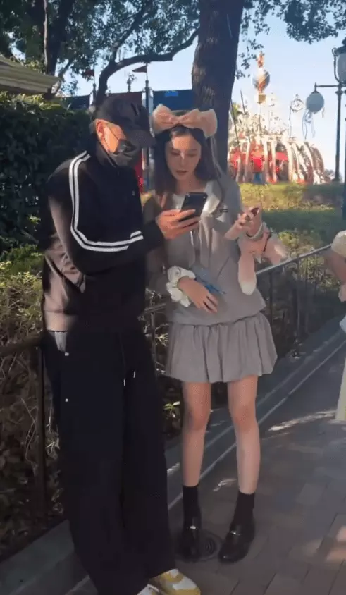 有网友在上海迪士尼偶遇黄子韬与徐艺洋，正值徐艺洋生日，黄子韬特意陪着妻子来到乐园庆生，氛围感满满。
 
画面里，徐艺洋头戴粉色蝴蝶结发箍，一身灰色套装少女感十足，宛如乐园公主。黄子韬一身黑色运动休闲穿搭，帽子口罩低调出行，全程陪伴在侧。二人并肩漫步园区，还凑在一起低头翻看手机，一同研究游玩攻略，相处