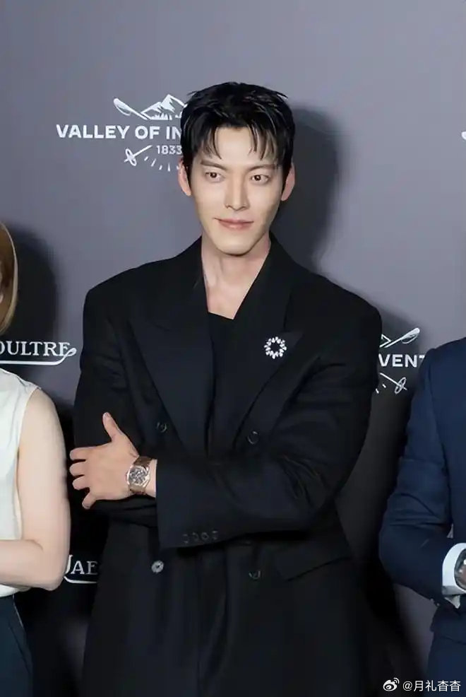 上海这场晚宴的明星状态也太真实了！章子怡穿透视礼服裙，千玺满脸倦容，IU单凭一张脸赢麻全场 ​