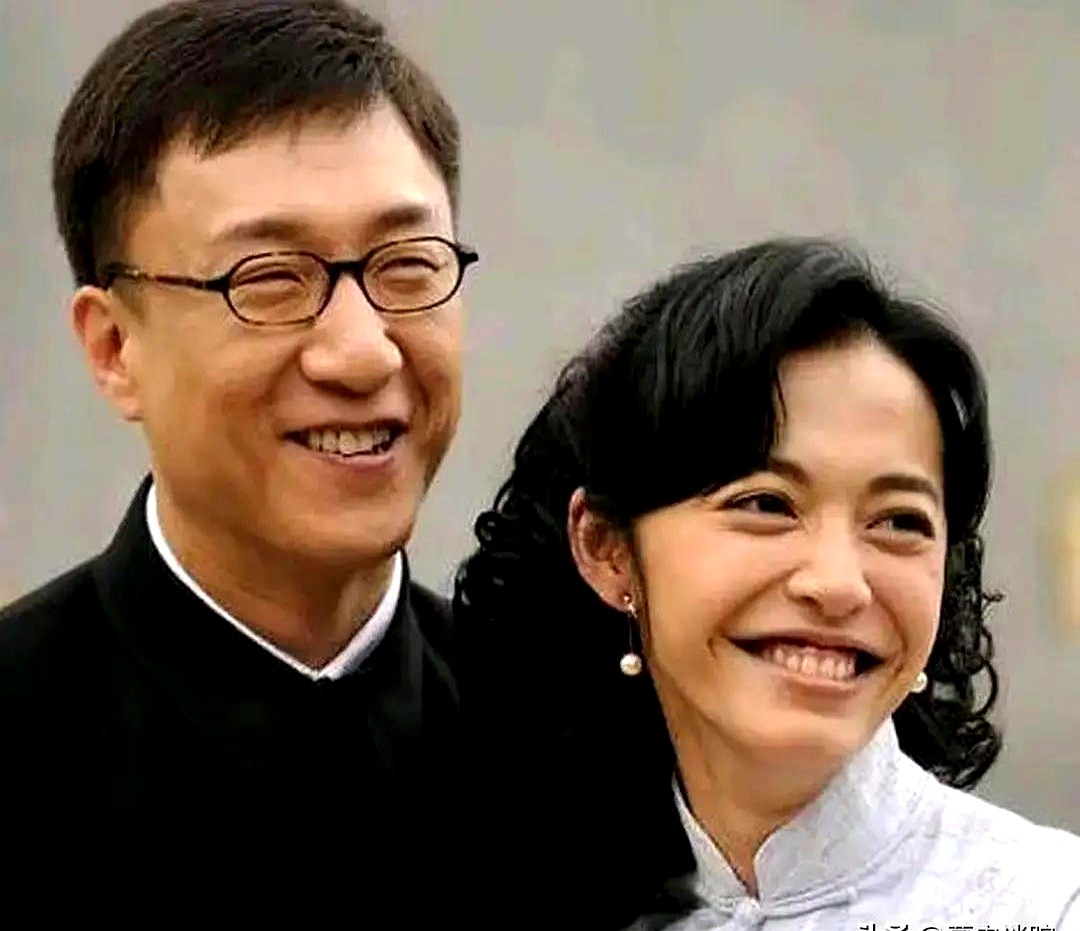 “榆木脑袋！”“脑袋进水！”08年《潜伏》片场，孙红雷和姚晨指着鼻子对骂，导演姜伟竟在一旁看热闹笑出了声。

孙红雷嫌姚晨接话快不够愣，疯狂加词，姚晨直接硬刚。白天吵完晚上孙红雷去化妆间道歉，顺手教她饿肚子的细节。审讯室那场戏，孙红雷下死手真打，姚晨硬扛着一条过。到了封神的车站分别戏，两人一合计：这