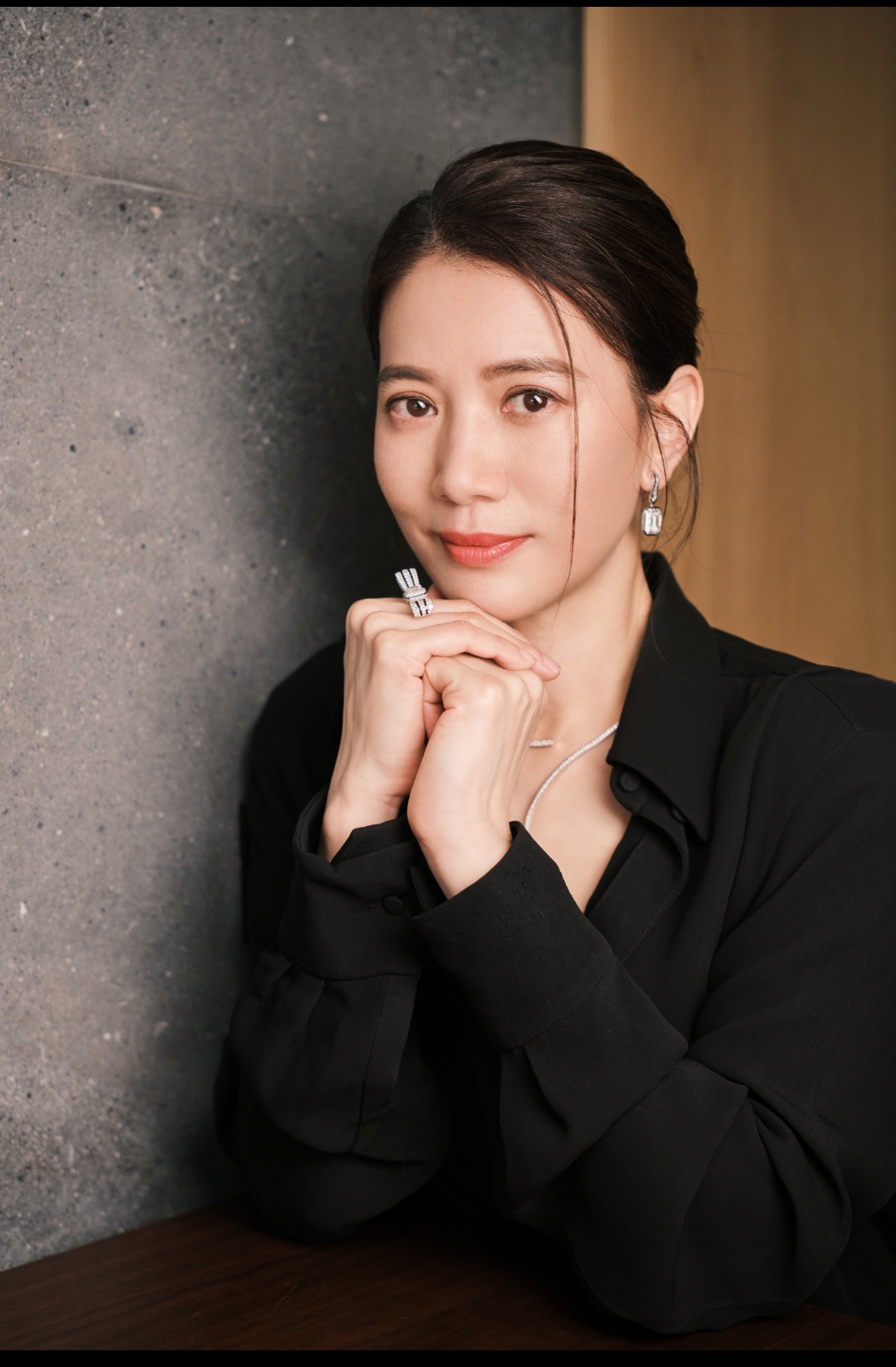 袁咏仪被问和蔡少芬谁普通话好，当场吐槽：能不能换个人跟我比
 
袁咏仪在节目里被问，跟蔡少芬比谁的普通话更好。她当场吐槽：“能不能换个人跟我比？”这句话一出，全场笑翻。
 
说实话，这问题本身就挺损的。蔡少芬的港普，大家都知道，“乌拉那拉氏”能说成“乌拉拉拉氏”，袁咏仪的普通话也没好到哪去。把这两个