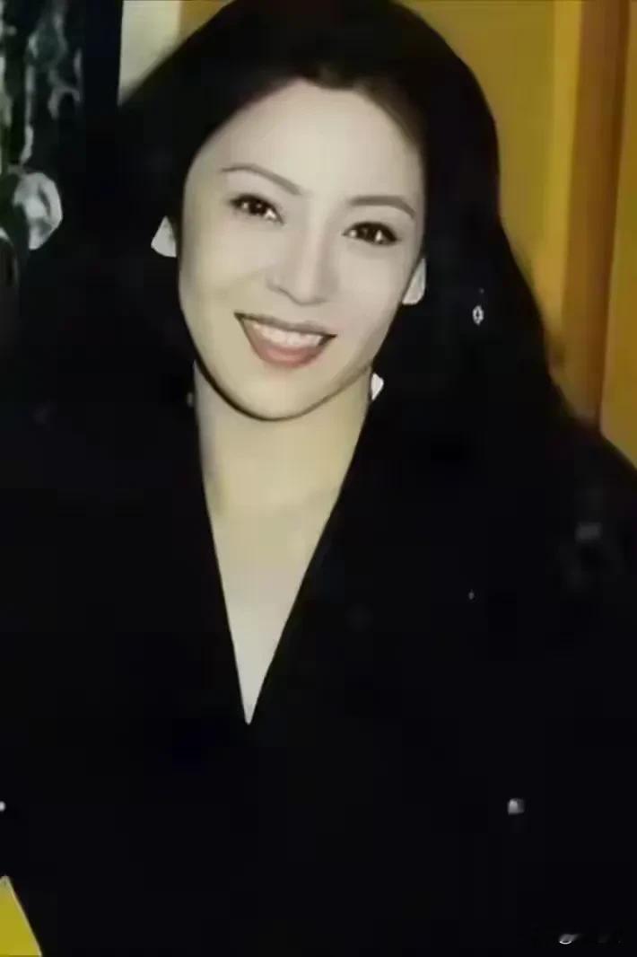 “如今看着他满头白发落魄可怜，我一点都不同情！”向太陈岚谈起许家印，直言当年就看穿他的真面目。

曾经许家印风光鼎盛，在商界呼风唤雨，各路名流纷纷追捧看好，唯独向太早早看透，认定他满口宏图不过是一场表演。

向太说，自己与向华强数次和许家印碰面。许家印张口就是热血沸腾的远大蓝图，满口兄弟情义，可是这