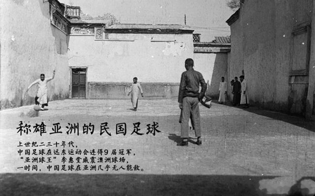 谭咏麟背后的传奇父亲谭江柏，就被同行说是“新李惠堂”。1934年，谭江柏入选中国足球队。在第十届远东运动会上，他也妥妥成为“抗日英雄”！和日本队决赛，比赛一度陷入胶着，中国队的劣势是体能差，眼看就要输球，还好谭江柏夺回两个球，帮中国队再次站在冠军领奖台上。 ​