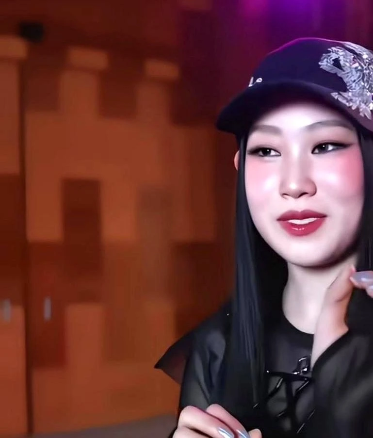 小沈阳的女儿沈佳润，
小时候被推上镜头，
收获的不是掌声，是一堆嘲外貌的评论。

 那会儿她跟着爸爸上节目，才八九岁。有网友直接留言说她不适合演艺圈，话越说越难听。
 小沈阳夫妇的做法很简单：不再让孩子出现在镜头里。之后几年，沈佳润几乎从公众视野消失，安安静静上学。 
去年沈佳润在社交平台晒出近照，